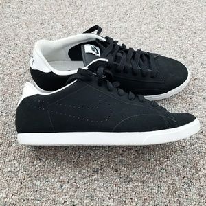 A very comfortable nike suede sneakers